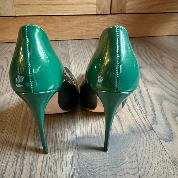 Coleter pointy toe pumps in a green and black gradient patent leather finish. 9 - Picture 3 of 4